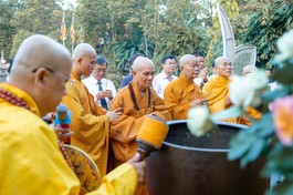 Chư tôn đức giáo phẩm niêm hương cúng dường tại Đại lễ Phật đản - chùa Long Sơn