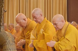 Đức Pháp chủ GHPGVN cùng chư vị giáo phẩm Hội đồng Chứng minh, Hội đồng Trị sự đảnh lễ Giác linh Bồ-tát Thích Quảng Đức