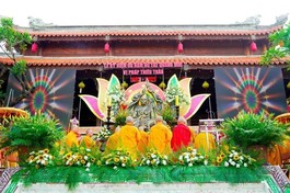 Chư tôn đức đảnh lễ, tưởng niệm Bồ-tát Thích Quảng Đức tại chùa Long Sơn