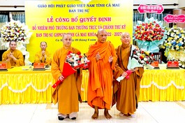 Thượng tọa Thích Phước Lợi và Đại đức Thích Phước Hạnh nhận hoa chúc mừng từ Hòa thượng Thạch Hà 