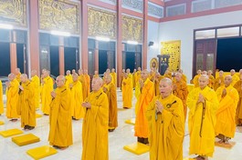 Chư Tăng Ban Trị sự GHPGVN tỉnh đảnh lễ Tam bảo tại chánh điện chùa Tỉnh Hội