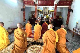 Chư tôn đức đảnh lễ Tam bảo tại chánh điện chùa Tịnh Quang - Văn phòng Ban Trị sự huyện