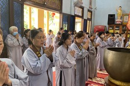 Phật tử tham gia khóa tu "Một ngày an lạc" tại chùa Quan Âm