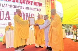 Trao quyết định đến đại diện cơ sở trực thuộc chùa Hồng Ân, tại làng Hương Quế