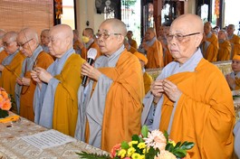 Chư Ni trưởng Phân ban Ni giới T.Ư niêm hương tưởng niệm cố Ni trưởng Thích nữ Như Giác