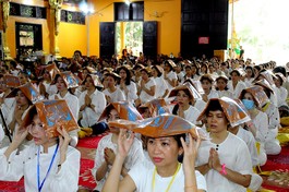 Các Phật tử thành kính dâng y tắm mưa đến chư Tăng tại thiện viện Phước Sơn