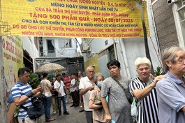 Phật tử Trần Thị Kim Duyên. các con cháu và bạn bè tặng 500 phần quà tặng đến bà con khiếm thị, người khó khăn