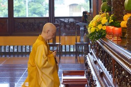 Đức Pháp chủ GHPGVN thành kính niêm hương bạch Phật tại chánh điện Việt Nam Quốc Tự