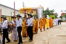 Cung nghinh chư tôn đức quang lâm hội trường chùa Vạn Phật