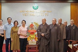 Bà Trần Kim Yến cùng đoàn trao quà chúc mừng nhân mùa An cư kiết hạ Phật lịch 2567