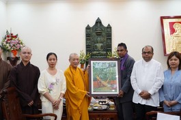 Hòa thượng Thích Bảo Nghiêm trao quà đến ngài A.Saj U.Mendis 