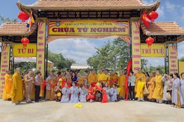 Chư tôn đức mừng lễ dựng bảng chùa Từ Nghiêm ấp 1, xã Minh Tâm, H.Hớn Quản