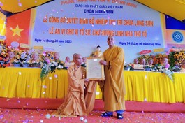 Thượng tọa Thích Nhuận Trí trao quyết định bổ nhiệm trụ trì chùa Long Sơn đến Đại đức Thích Quảng Luật 