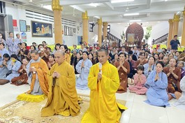 Đại diện đoàn tác bạch cúng dường trường hạ