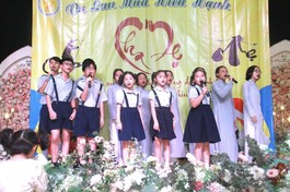 Các em đoàn sinh Gia đình Phật tử biểu diễn văn nghệ trong chương trình tiệc chay gây quỹ từ thiện