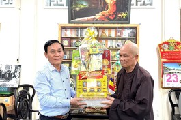 Ông Nguyễn Hữu Dinh trao quà chúc mừng Vu lan - Báo hiếu đến Hòa thượng Thích Minh Thông