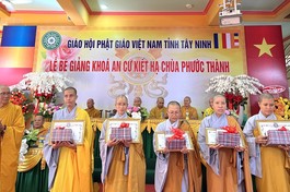 Trao Bằng công đức, tặng thưởng đến hành giả