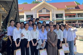 [ẢNH] 'Bông hồng xuống phố' lan tỏa những nụ cười hoan hỷ mùa Vu lan - Hiếu hạnh 