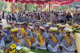 Phật tử dâng pháp y cúng dường chư tôn đức