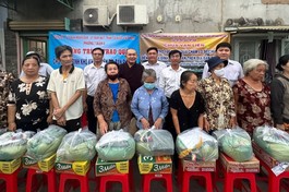 Đại diện các đơn vị trao quà tại khu nhà trọ thuộc hẻm 2733 Phạm Thế Hiển, P.7