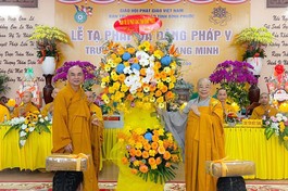 Thượng tọa Thích Tỉnh Cường thay mặt Ban Thường trực Ban Trị sự tỉnh tặng hoa chúc mừng Phân ban Ni giới tỉnh