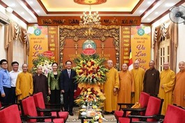 Thứ trưởng Bộ Nội vụ Vũ Chiến Thắng tặng hoa chúc mừng lãnh đạo GHPGVN nhân mùa Vu lan - Báo hiếu