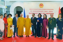 Hòa thượng Thích Bảo Nghiêm, Thượng tọa Thích Đức Thiện tham dự sự kiện kỷ niệm thành lập nước CHXHCN Việt Nam tại thủ đô Praha - Ảnh: Hacan