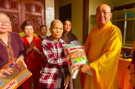 Hòa thượng Thích Minh Nhật, Trưởng ban Trị sự GHPGVN tỉnh Bình Thuận trao quà đến gia đình khó khăn