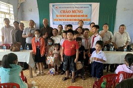 Đoàn thiện nguyện chùa Phước Long trao quà Tết Trung thu cho trẻ em khuyết tật H.Diên Khánh 