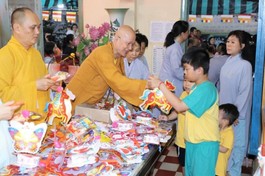 Hòa thượng Thích Chơn Không trao quà cho thiếu nhi nhân Tết Trung thu