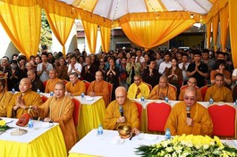  Đại chúng cùng trì chú Đại bi và niệm hồng danh chư Phật cầu nguyện cho công trình sớm thành tựu