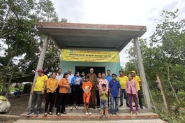 Bàn giao nhà tình thương “Sen búp xin tặng người” đến gia đình anh Nguyễn Văn Thơ - Ảnh: TN