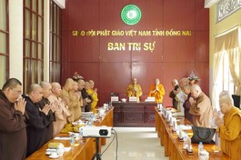 Thượng toạ Thích Huệ Khai chủ trì buổi họp của Ban Thường trực Ban Trị sự tỉnh - Ảnh: Bảo Quốc 