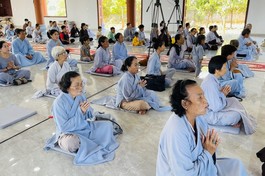 Phật tử tham gia khóa tu "Một ngày an lạc"