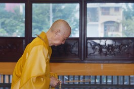 Đức Pháp chủ GHPGVN - Trưởng lão Hòa thượng Thích Trí Quảng niêm hương bạch Phật