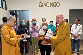 Hòa thượng Thích Duy Trấn trao tiền của bạn đọc ủng hộ bệnh nhân, tại tòa soạn Báo Giác Ngộ