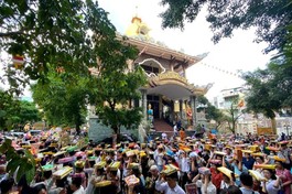 Phật tử nhiễu y kathina cúng dường chư Tăng sau khóa An cư kiết hạ mùa mưa theo truyền thống