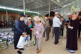 Phật tử thiền viện Vạn Hạnh và chùa Linh Thứu trao quà đến học sinh, những hộ khó khăn