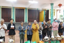 Hòa thượng Thích Thiện Tấn trao quà đến những hộ khó khăn