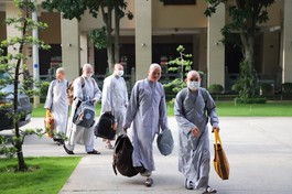 Từ 5 giờ 30 sáng nay, giới tử Ni đã có mặt làm thủ tục nhập chúng tại điểm truyền giới chùa Thanh Tâm