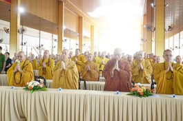 Chư tôn đức trong lễ tưởng niệm, cầu nguyện cho nạn nhân tử vong do tai nạn giao thông