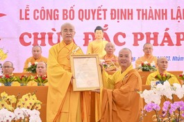 Thượng tọa Thích Quảng Hiền trao quyết định đến Đại đức Thích Tâm Quốc