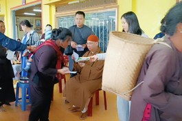 Thượng tọa Thích Minh Nhựt trao quà đến bà con địa phương