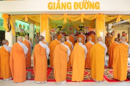 Chư Ni Phân ban Ni giới GHPGVN TP.HCM viếng tang Ni trưởng Thích nữ Huệ Nhàn