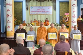 Đại diện 5 tập thể nhận Bằng tuyên dương công đức của Ban Trị sự GHPGVN tỉnh