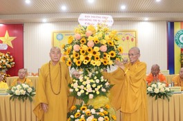  Trưởng lão Hòa thượng Thích Như Thị tặng hoa chúc mừng đến Hòa thượng Thích Huệ Trị, Trưởng ban Trị sự, Trưởng ban Tổ chức