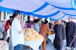 Hòa thượng Thích Huệ Thông thăm gian hàng 0 đồng phục vụ cho bà con dịp Tết