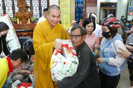 Đại đức Thích Minh Phú trao quà Tết đến hộ nghèo trên địa bàn Q.4