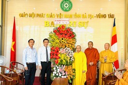 Ông Huỳnh Văn Danh tặng lẵng hoa của Tỉnh ủy, HĐND, UBND, UBMTTQVN tỉnh đến chư tôn đức Ban Trị sự 