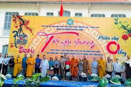 Ban Tổ chức trao quà đến những gia đình khó khăn